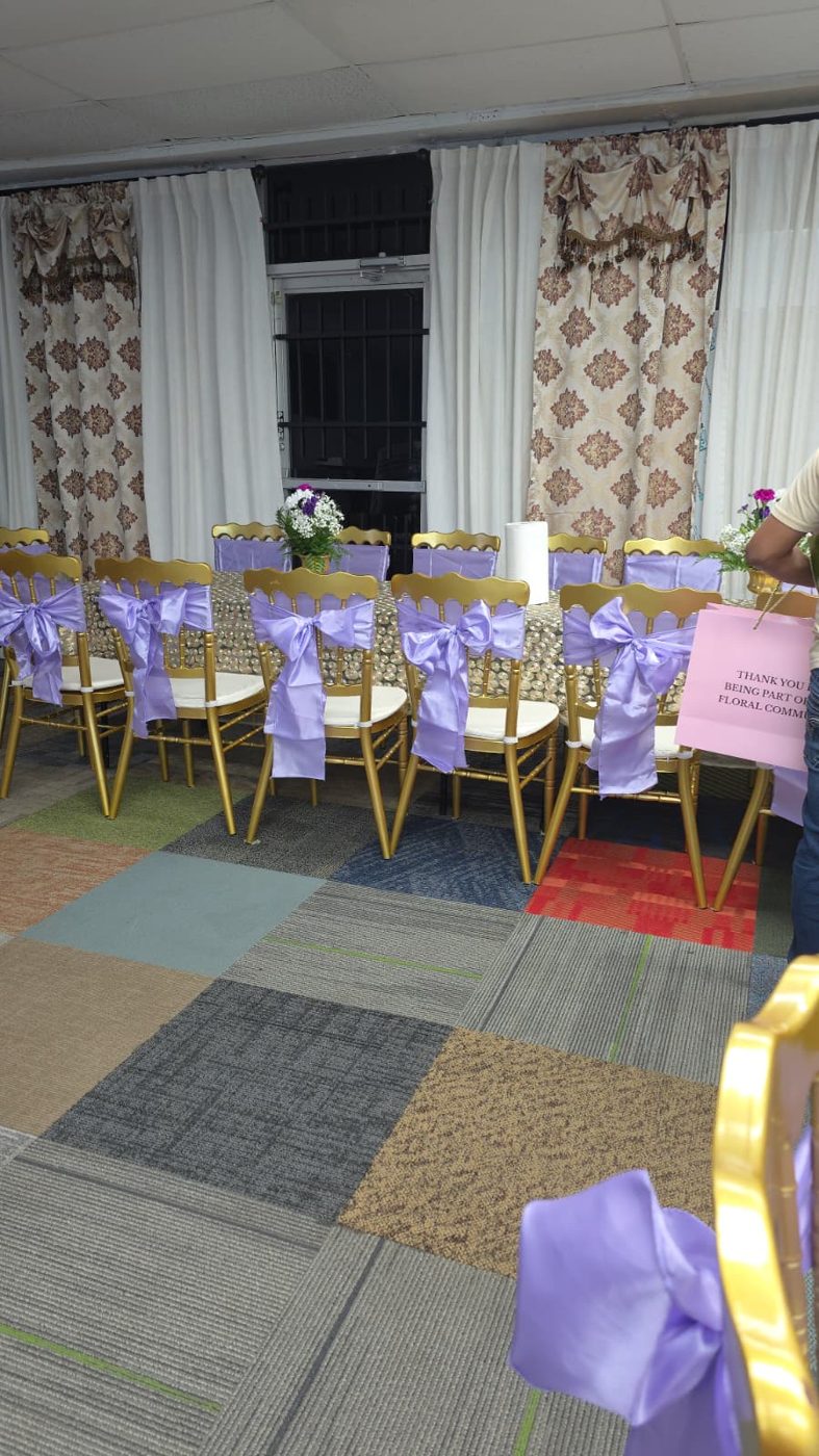 Salón preparado para un banquete con sillas doradas